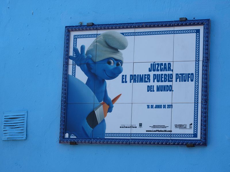 Cartel de Júzcar, el primer pueblo Pitufo del mundo