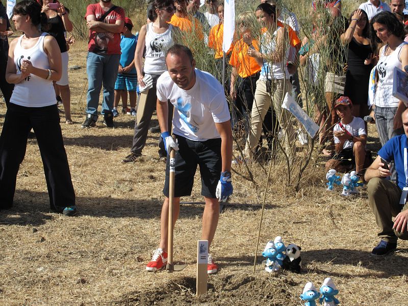 Iniesta Clavando la estaca donde irá el nuevo matorral