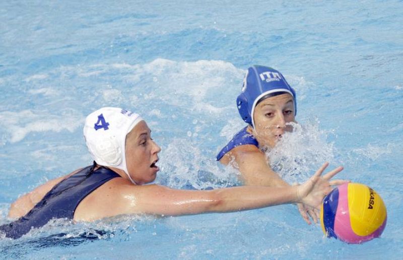  La waterpolista italiana Giullia Enrica Emmolo y la kazaka Dora Agnes Kisteleki durante el partido de la fase de grupos de los Campeonatos del Mundo de Natación. Hungría venció a Italia (10-4).