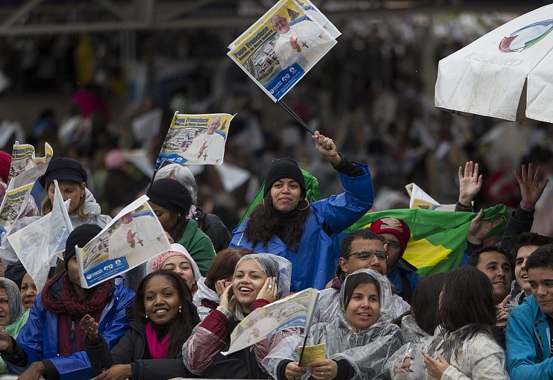 Cerca de 200.000 fieles esperaban a Francisco en el santuario para asistir a la que ha sido su primera misa como papa en Brasil.