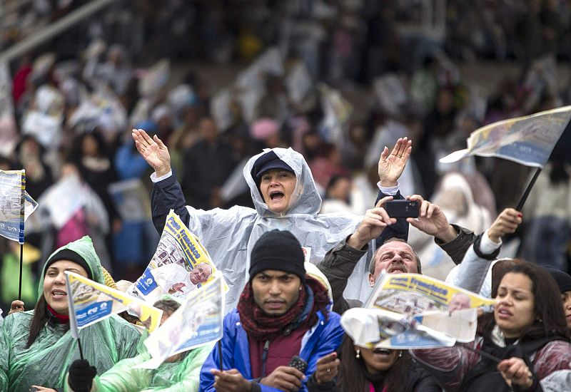 Durante la homilía el papa ha afirmado: "quiero transmitir a nuestros jóvenes los valores que los hagan artífices de una nación y de un mundo más justo, solidario y fraterno. Para ello, quisiera señalar tres sencillas actitudes: mantener la esperanza