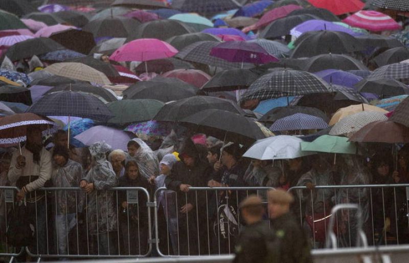 La lluvia no ha sido problema para los fieles que se han congregado en el Santuario Nacional de Nuestra Señora de Aparecida.