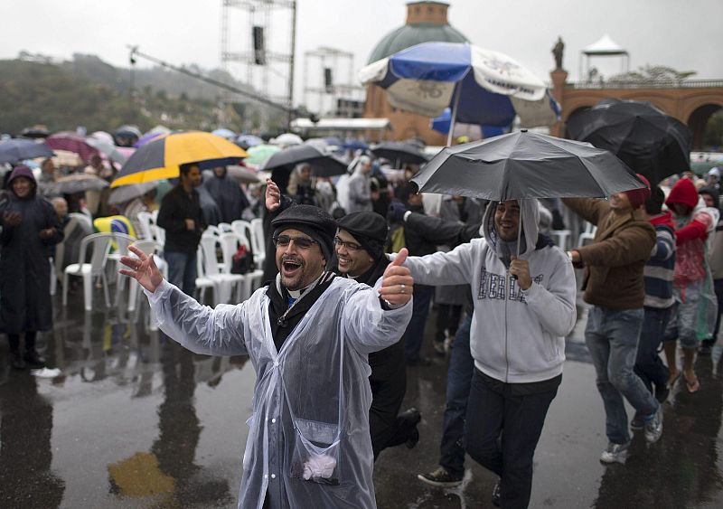 Tres claves ha dado el papa a los jóvenes en su primera homilía: "Esperanza, Dios y alegría"