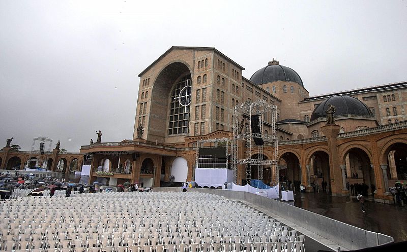 El pontífice ha oficiado en el santuario de Aparecida,en el estado de Sao Paulo, su primera misa en Brasil, país al que llegó el pasado lunes para asistir a la Jornada Mundial de la Juventud (JMJ).