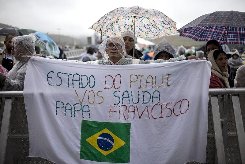 Los paraguas y las pancartas han sido los elementos más vistos este miércoles en el Santuario Nacional de Nuestra Señora de Aparecida.
