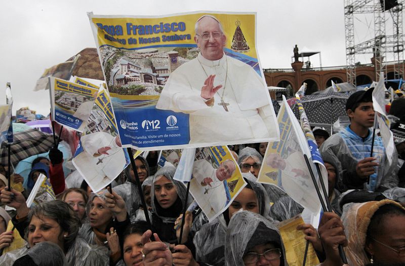 Los asistentes también han portado banderas del papa, mostrando así su cariño al pontífice.