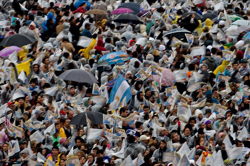 La eucaristía ha congregado a católicos procedentes de todos los rincones del mundo, muchos de ellos con elementos identificativos de sus países.