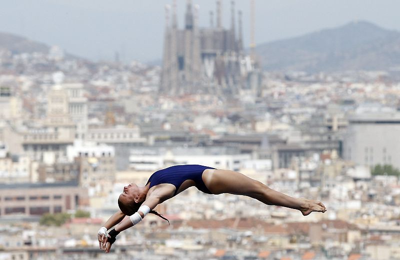 La saltadora francesa Laura Marino ejecuta su salto durante la semifinal de la plataforma de 10M femeninos en los Campeonatos del Mundo de Natación que se celebran en la piscina municipal de Montjuïc de Barcelona.