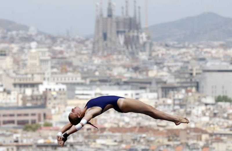  La saltadora francesa Laura Marino ejecuta su salto durante la semifinal de la plataforma de 10M femeninos en los Campeonatos del Mundo de Natación que se celebran en la piscina municipal de Montjuïc de Barcelona.