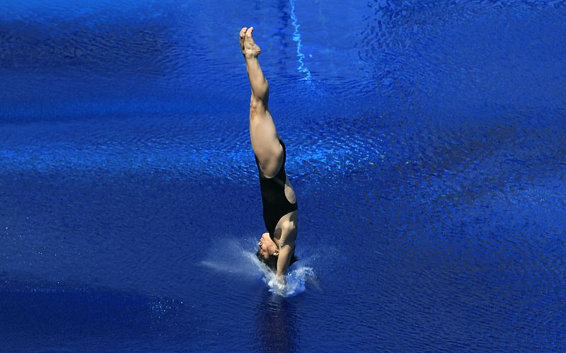 La saltadora de la República Democrática de Corea, Jin Ok Kim, ejecuta su salto durante la semifinal de la plataforma de 10M femeninos en los Campeonatos del Mundo de Natación que se celebran en la piscina municipal de Montjuïc de Barcelona