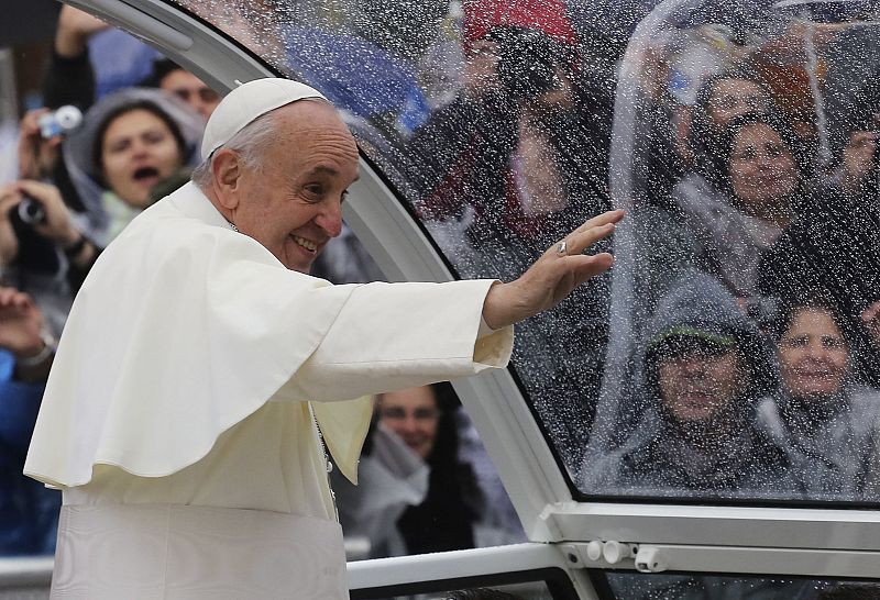 El papa Francisco saluda sonriente a los fieles que le esperan. El mal tiempo ha provocado que se desplazara en avión al santuario, y no en helicóptero, como estaba previsto.
