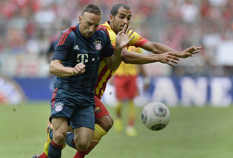 Ribery y Montoya pelean por un balón.