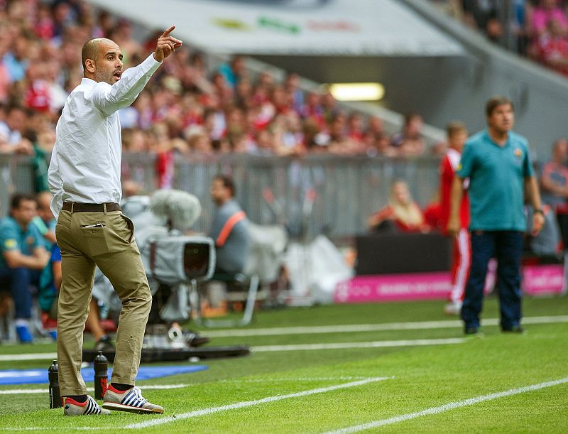 Guardiola da órdenes a sus jugadores en el choque contra su exequipo.