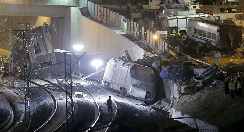 Estado en el que han quedado varios de los vagones  tras el accidente del tren Alvia que cubría la ruta entre Madrid y Ferrol.