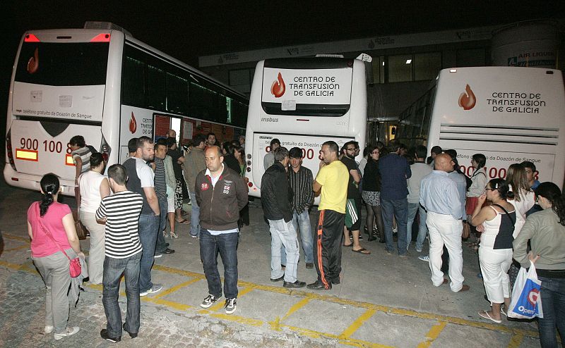 Numerosos ciudadanos han acudido esta noche a la petición de donar sangre al centro de Transfusión de Galicia para atender a los heridos.