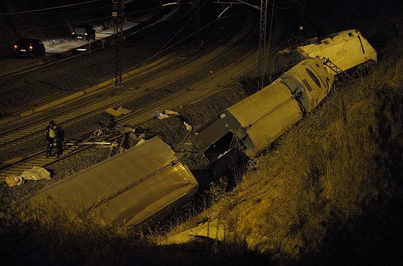 Testigos presenciales han precisado que el convoy se partió en dos, y la máquina y los cuatro primeros vagones descarrilaron, otro intermedio voló sobre un terraplén hasta caer muy cerca de unas viviendas, y el resto volcó.