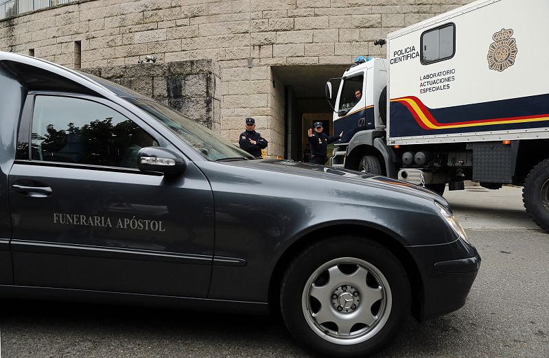 Un furgón policial escolta a un coche fúnebre que traslada los cuerpos de las víctimas del accidente de tren de Santiago de Compostela a la morgue.