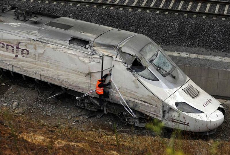 Un agente inspecciona la cabina del tren accidentado en Santiago de Compostela.