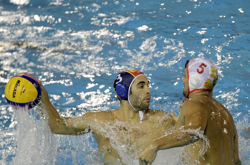 El waterpolista español Ruben de Lera controla el balón ante el montenegrino Drasko Brguljan durante el partido correspondiente a la fase preliminar de los Campeonatos del Mundo de Natación. Montenegro ha ganado por 7 - 5.