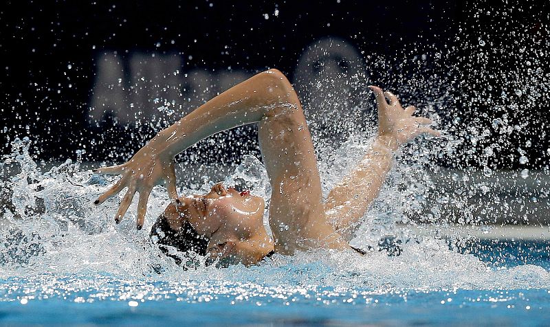 La china Xuechen Huang durante su ejercicio en la final de la rutina libre individual en la piscina del Palau Sant Jordi de los Campeonatos del Mundo de Natación que se celebran en Barcelona, en la que ha sido plata.