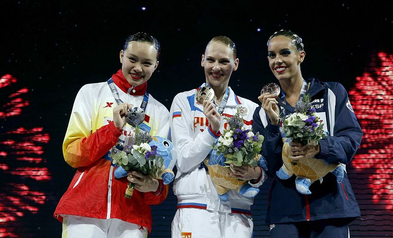 La china Xuechen Huang; la rusa Svetlana Romashina; y la española Ona Carbonell, posan hoy con sus medallas de plata, oro y bronce, respectivamente, tras la final de rutina libre individual disputada en la piscina del Palau Sant Jordi de los Campeon