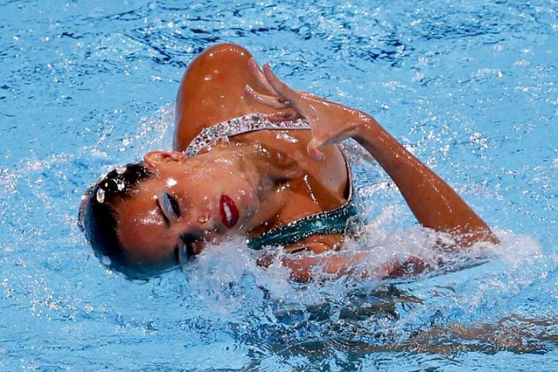 La nadadora española Ona Carbonell durante su ejercicio en la final de la rutina libre individual en la piscina del Palau Sant Jordi de los Campeonatos del Mundo de Natación que se celebran en Barcelona, en la que ha conseguido la medalla de bronce. 