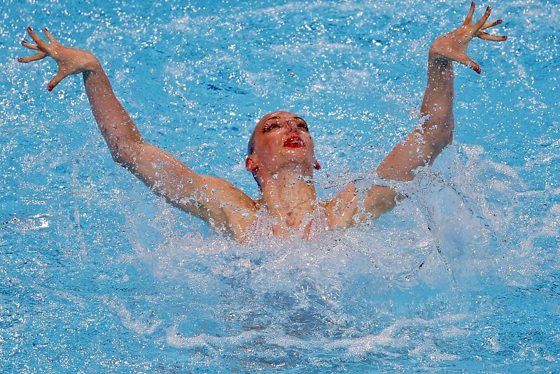 La rusa Svetlana Romashina durante su ejercicio en la final de la rutina libre individual en la piscina del Palau Sant Jordi de los Campeonatos del Mundo de Natación que se celebran en Barcelona, en la que ha sido oro