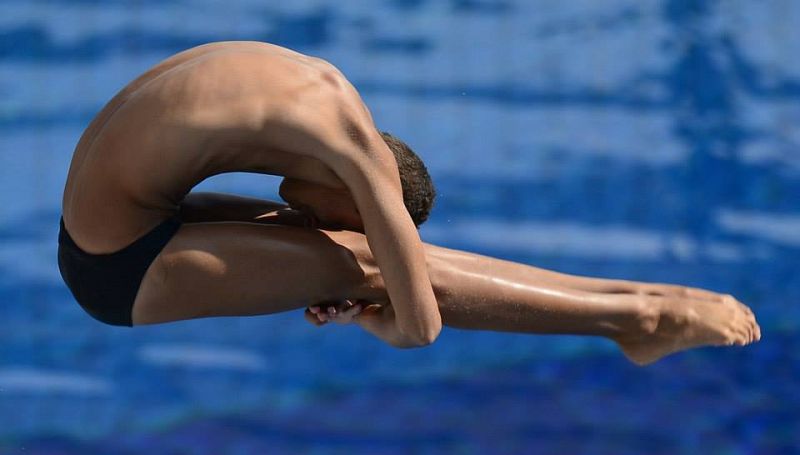 El saltador venezolano Jesús Liranzo ejecuta su salto  durante la prueba trampolín de 3 metros en los Campeonatos del Mundo de Natación que se celebran en la piscina municipal de Montjuïc de Barcelona.