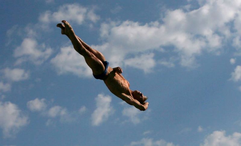 EL saltador británico Jack Laugher ejecuta su salto  durante la prueba trampolín de 3 metros en los Campeonatos del Mundo de Natación que se celebran en la piscina municipal de Montjuïc de Barcelona.