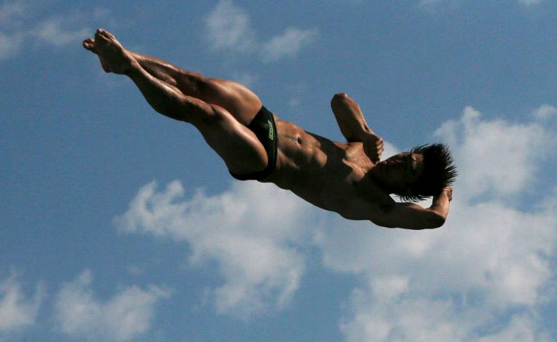 El saltador surcoreano Cho Kwan-hoon ejecuta su salto  durante la prueba trampolín de 3 metros en los Campeonatos del Mundo de Natación que se celebran en la piscina municipal de Montjuïc de Barcelona.