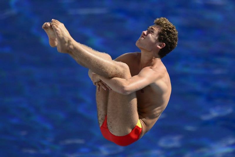 El saltador español Nicolás García ejecuta su salto durante la prueba trampolín de 3 metros en los Campeonatos del Mundo de Natación que se celebran en la piscina municipal de Montjuïc de Barcelona.