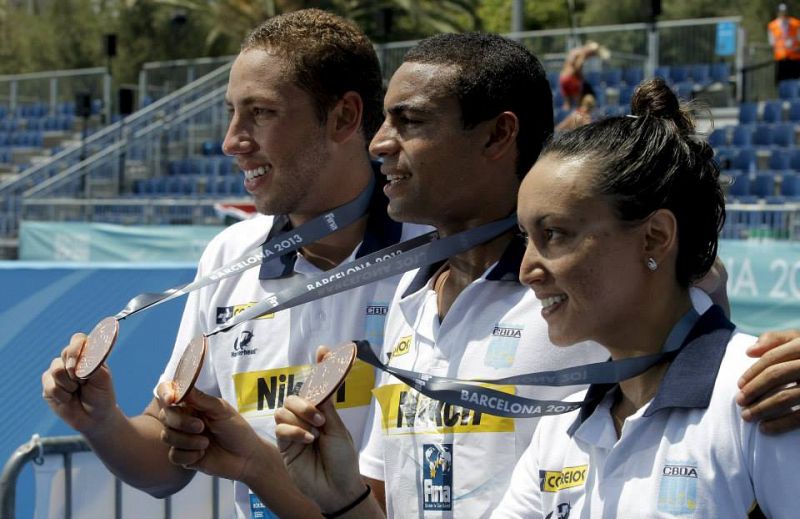 Los nadadores de Brasil Samuel De Bona, Allan Do Carmo y Poliana Okimoto, muestran la medalla de bronce conseguida en la final de los 5km en aguas abiertas hoy en Barcelona.