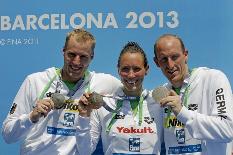 El equipo alemán formado por Christian Reichert, Isabelle Harle y Thomas Lurz, muestran la medalla de oro conseguida en la final de los 5km en aguas abiertas hoy en Barcelona, durante los Campeonatos del Mundo de Natación.