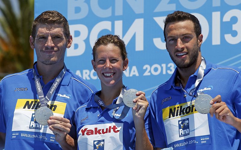 Los nadadores de Grecia Spyridon Gianniotis, Kalliopi Araouzou y Antonios Fokaidis, muestran la medalla de plata conseguida en la final de los 5km en aguas abiertas hoy en Barcelona.