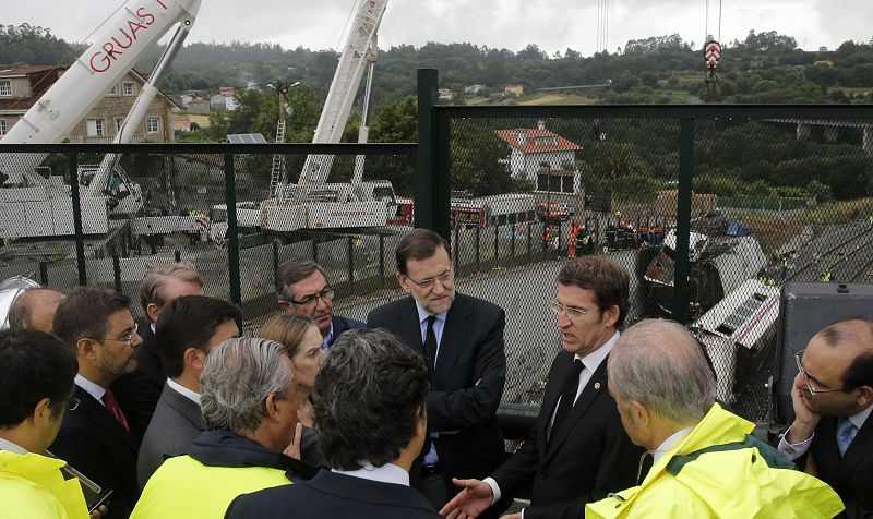 Los operarios les han explicado sobre el terreno cómo ha ocurrido el accidente.