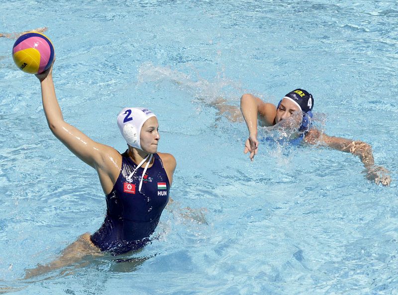 La waterpolista húngara Anna Krisztina Illes controla el balón ante la defensa de la kazaka Anna Turova durante el partido correspondiente a la fase preliminar de los Campeonatos del Mundo de Natación disputado hoy en las Piscinas Picornell de Barce