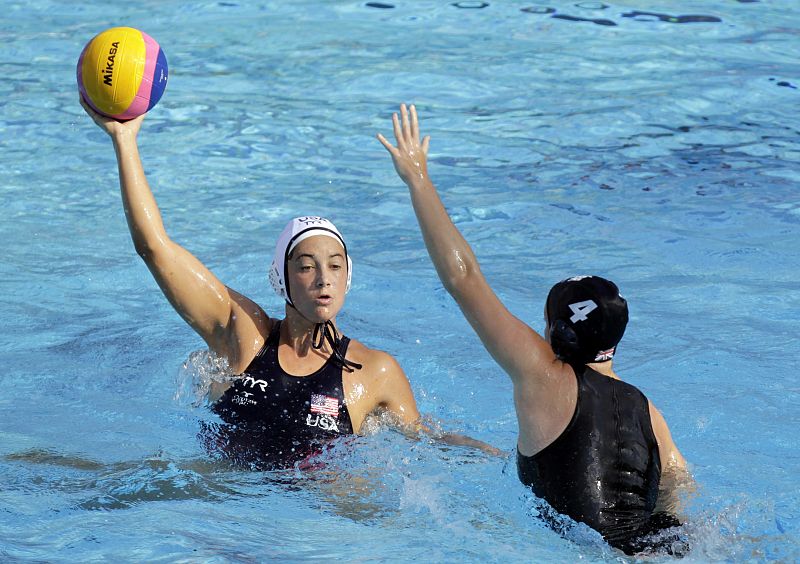 La waterpolista estadounidense Caroline Clark controla el balón ante la británica Ciara Gibson-Byrne durante el partido correspondiente a la fase preliminar de los Campeonatos del Mundo de Natación disputado hoy en las Piscinas Picornell de Barcelon