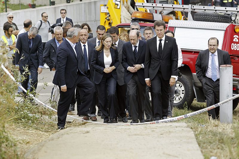 El secretario general del PSOE, Alfredo Pérez Rubalcaba ha visitado el lugar del trágico accidente acompañado por Núñez Feijóo; la ministra de Fomento, Ana Pastor y el secretario general del PSdeG, Pachi Vázquez.