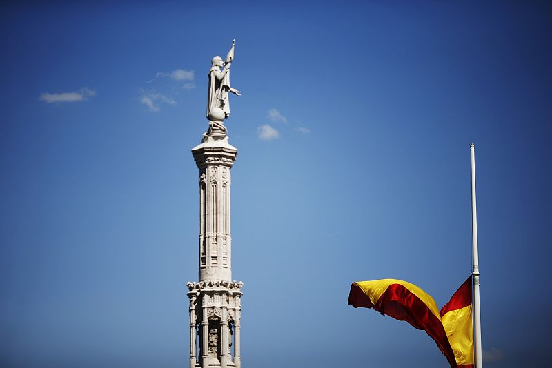 La bandera ondea a media asta en la madrileña Plaza de Colón en señal de luto por las víctimas del accidente.