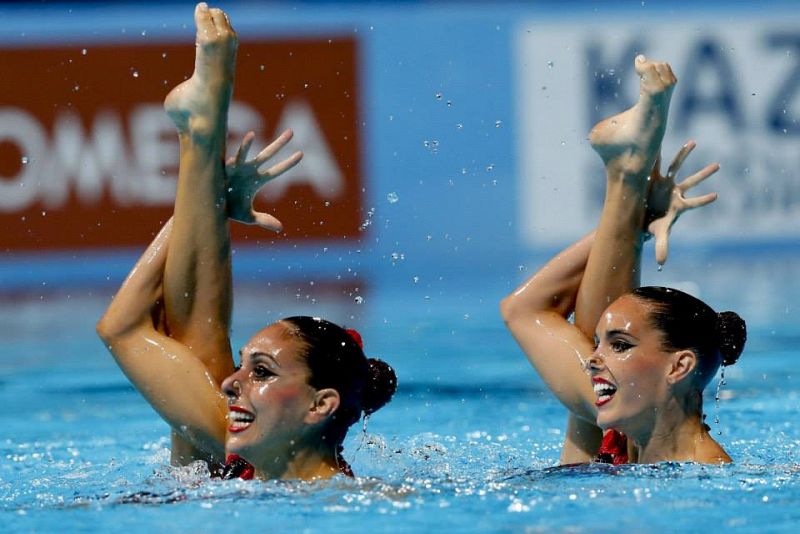 Las españolas Ona Carbonell y Margalida Crespí, durante su ejercicio en la final de rutina libre duo, en la piscina del Palau de Sant Jordi, dentro de los Campeonatos del Mundo de Natación que se celebran en Barcelona, en la que han conseguido la me