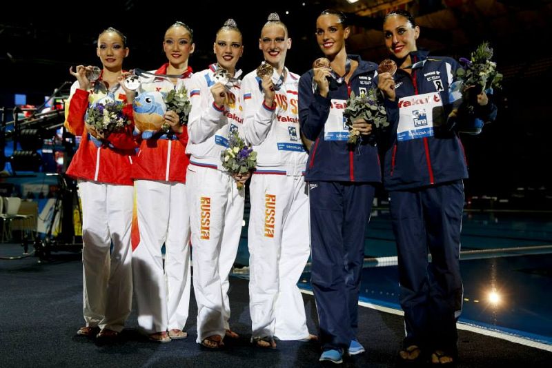 Las nadadoras chinas, Tingting Jiang y Wenwen Jiang; las rusas Svetlana Kolesnichenko y Svetlana Romashina; y las españolas Ona Carbonell y Margalida Crespí, posan con las medallas de plata, oro y bronce respectivamente, conseguidas en la final de r