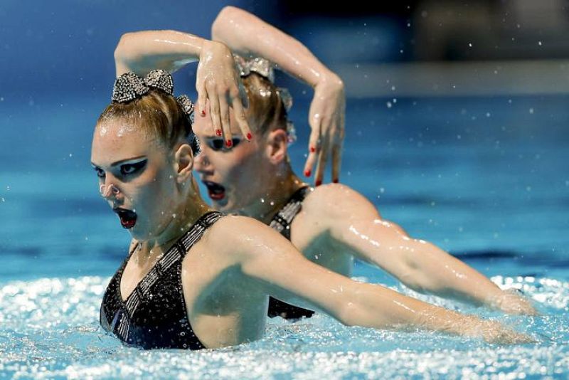  Las chinas Tingting Jiang y Wenwen Jiang ejecutan su ejercicio en la final de rutina libre dúos Sincronizada en la piscina del Palau Sant Jordi de Barcelona.