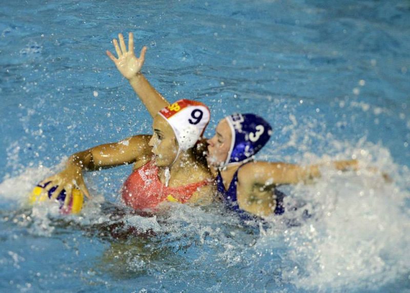 La waterpolista española Lorena Miranda intenta lanzar el balón durante el partido correspondiente a la fase preliminar de los Campeonatos del Mundo de Natación que se disputó en las Piscinas Picornell de Barcelona.