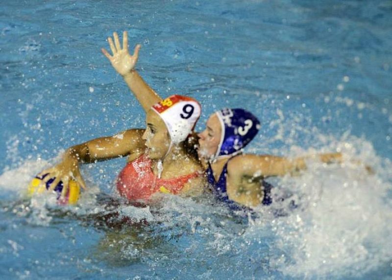 La waterpolista española Lorena Miranda intenta lanzar el balón durante el partido correspondiente a la fase preliminar de los Campeonatos del Mundo de Natación que se disputó en las Piscinas Picornell de Barcelona. 