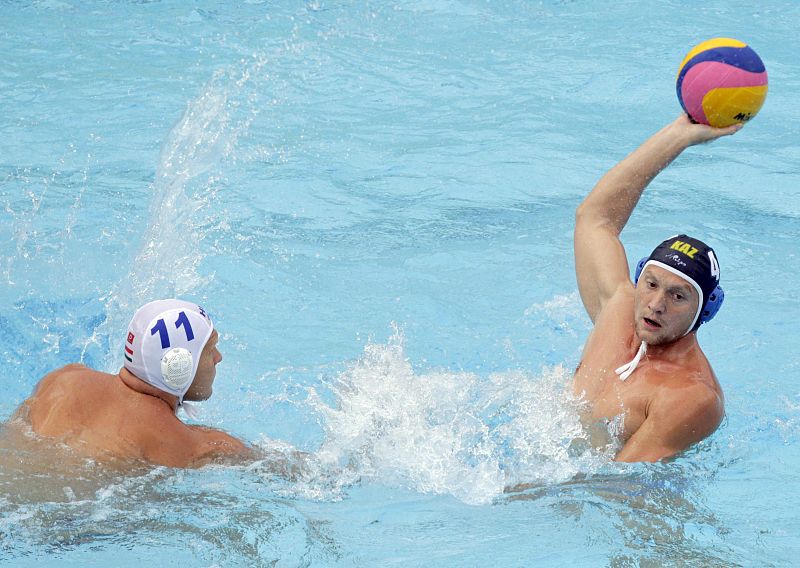 El waterpolista kazako Roman Pilipenko y el húngaro Krisztian Bedo durante el partido de octavos de final de los Campeonatos del Mundo de Natación.  Hungría venció por 16 a 7.