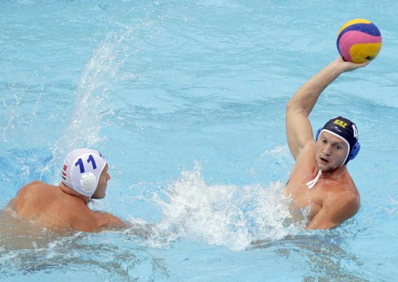 El waterpolista kazako Roman Pilipenko y el húngaro Krisztian Bedo durante el partido de octavos de final de los Campeonatos del Mundo de Natación.  Hungría venció por 16 a 7.