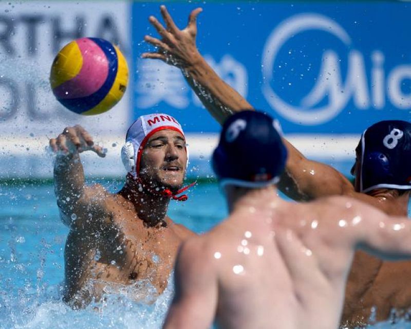  Imagen del partido de waterpolo que se disputó ayer entre Canadá y Montenegro. Venció Montenegro por 12 a 4.