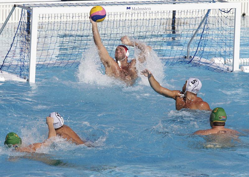 Imagen del partido que se celebró ayer entre las selecciones de Grecia y Sudáfrica. El partdo acabó con un 13-5 para Grecia