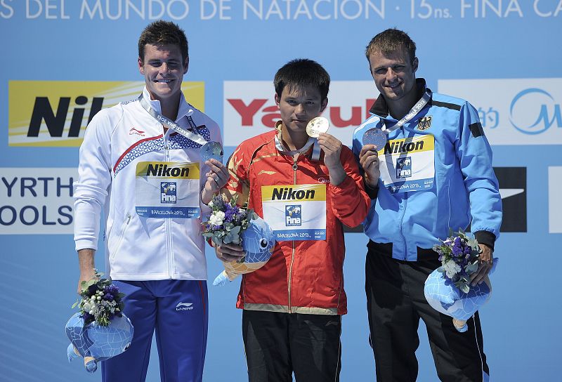 Fotografía de la ceremonia de entrega de medallas de la final de salto 10m plataforma. Medalla de oro para China Gold Qiu Bo, medalla de plata para el estadounidense David Boudia y bronce para el alemán Sascha Klein.