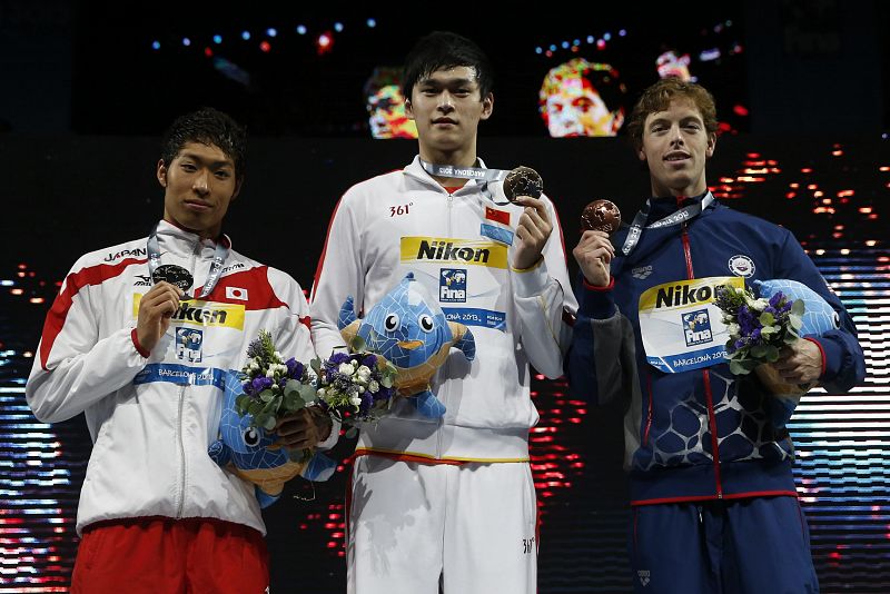 El chino Sun Yang con su medalla de oro, la plata del japonés Kosuke Hagino y el estadounidense Connor Jaeger  que obtuvo el bronce, posan durante la ceremonia de entrega de los 400m estilo libre.